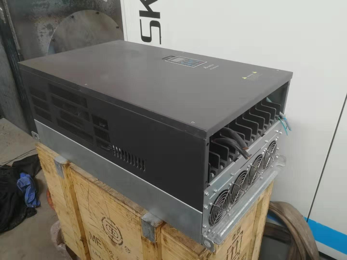 變頻器1臺；二手，售價8000元，完好少用。